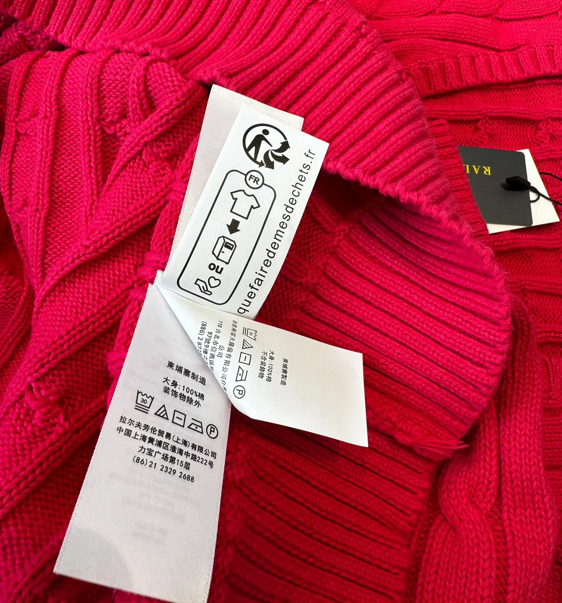 🅿️220 Style number: L04 (red) Ralph Lauren RL classic war horse logo embroidered cable pattern twist button V-neck knitted sweater on the chest, same style for men and women, 9 colors Color: beige, navy, black, chick yellow, sky blue, khaki, red, gray, purple Size: XSSML M Shoulder Width 36 Clothes Length 58 Bust 44 L Shoulder Width 37 Clothes Length 60 Bust 46 Soft and glutinous🧶🫶The style is a very classic cable sweater American retro college style Perfect hand comfort. It is a must-have item for spring, autumn and winter wardrobes. It looks great when worn alone or layered as an inner wear. High-density LOGO embroidery on the chest, and original customization of tag accessories. Made of pure cotton yarn 🧶 blended with wool, pure cotton is skin-friendly and comfortable, small label war horse embroidered twist turtleneck sweater 🐎 high quality. Follow the blogger to learn how to wear it! Let’s get a Ralph Lauren cable sweater. It’s a super hard-to-find series after it became popular. It’s hard to find one on the official website. It’s simple and practical to wear, with a lazy and loose feel. The thickened fabric has a more texture, soft and delicate feel, and a loose fit. Whether worn alone or layered, you can wear different styles of fashion with just one piece. ⚠️Contains wool products🦙 Pay attention to the washing method to avoid shrinkage
